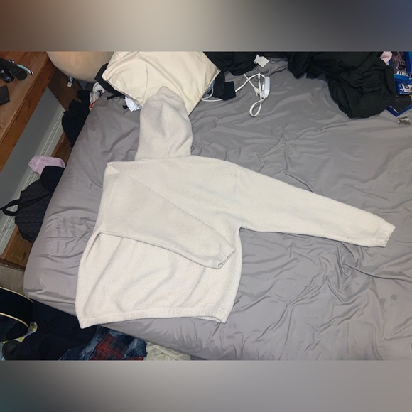 this is a Beige Levi’s Sherpa, very comfortable with no rips or tears, very warm - Picture 3 of 4